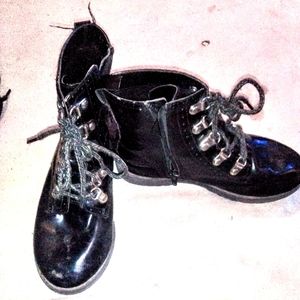 Girls sz 2 boots